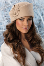 Луксозна вълнена шапка WILLI с елегантен декоративен акцент – модел JUSTA в бежово