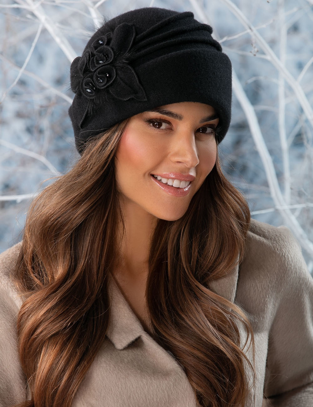 Красива зимна дамска шапка Willi от 100% сертифицирана мека вълна с флорална апликация - модел ZAZU в черно