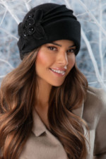 Красива зимна дамска шапка Willi от 100% сертифицирана мека вълна с флорална апликация - модел ZAZU в черно