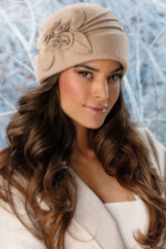 Красива зимна дамска шапка Willi от 100% сертифицирана мека вълна с флорална апликация - модел ZAZU в бежово
