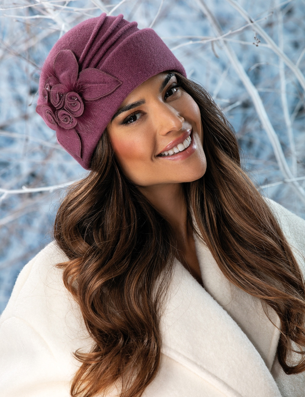 Красива зимна дамска шапка Willi от 100% сертифицирана мека вълна с флорална апликация - модел ZAZU в лилаво